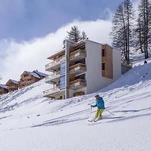 4* Hotel Névalhaia Le